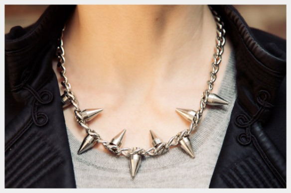 spike-chain-necklace-diy-closeup